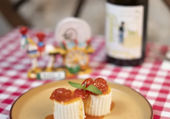 Ricottina fresca con confettura di pomodorino ciliegino